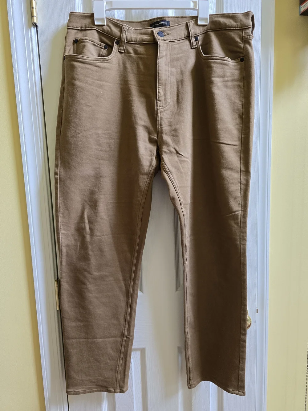 NW0T Banana Republic Men's Casual Straight Leg Jeans in Brown - 38 / 30
